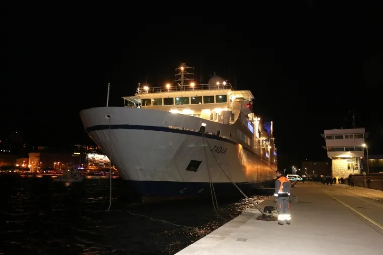 SPEKTAKL U RIJECI: Pogledajte isplovljavanje broda pretrpanog Armadom koja odlazi po pobjedu u Split