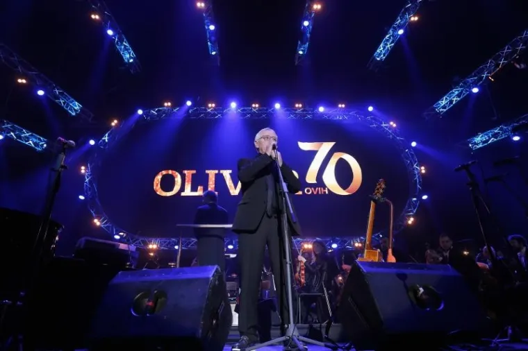 SPEKTAKL: Oliver proslavio 70. rođendan koncertom u Areni Zagreb, Rozga privukla pažnju uskom haljinom...