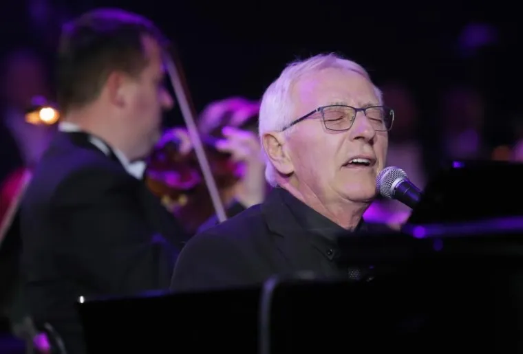 SPEKTAKL: Oliver proslavio 70. rođendan koncertom u Areni Zagreb, Rozga privukla pažnju uskom haljinom...