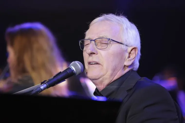 SPEKTAKL: Oliver proslavio 70. rođendan koncertom u Areni Zagreb, Rozga privukla pažnju uskom haljinom...