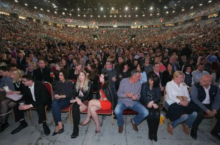 SPEKTAKL: Oliver proslavio 70. rođendan koncertom u Areni Zagreb, Rozga privukla pažnju uskom haljinom...