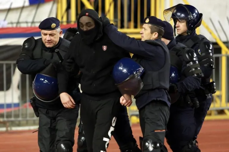 Sramota na Jadranskom derbiju: Maskirani huligan s palicom utrčao na teren