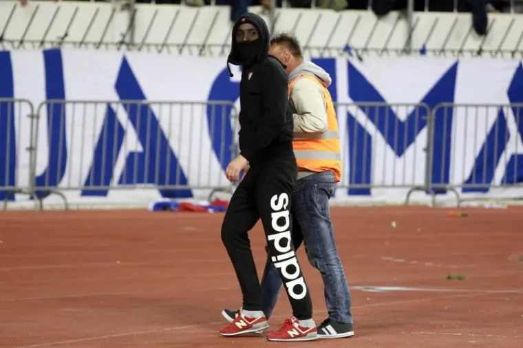 Sramota na Jadranskom derbiju: Maskirani huligan s palicom utrčao na teren