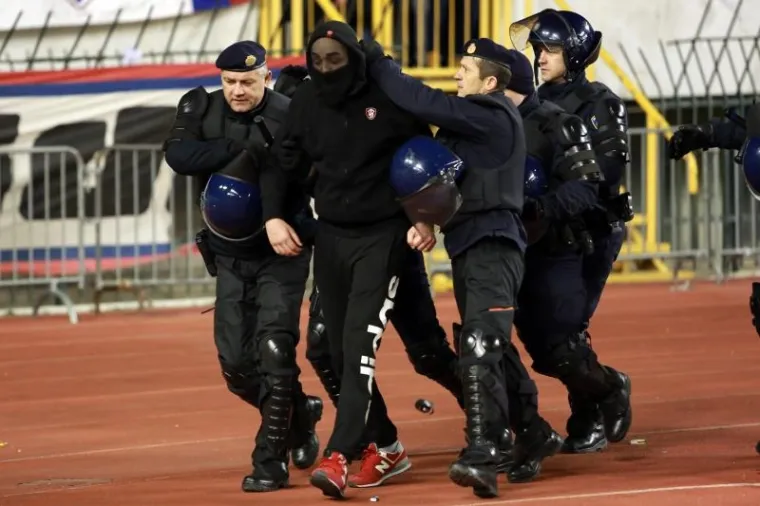 Sramota na Jadranskom derbiju: Maskirani huligan s palicom utrčao na teren
