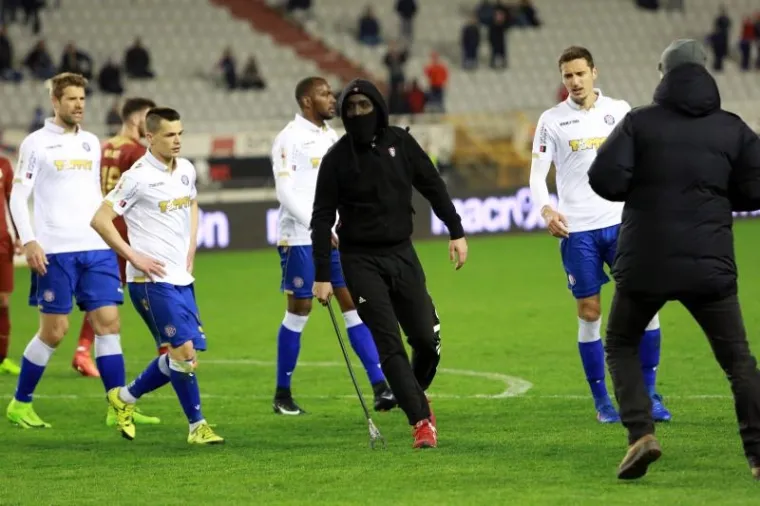 Sramota na Jadranskom derbiju: Maskirani huligan s palicom utrčao na teren