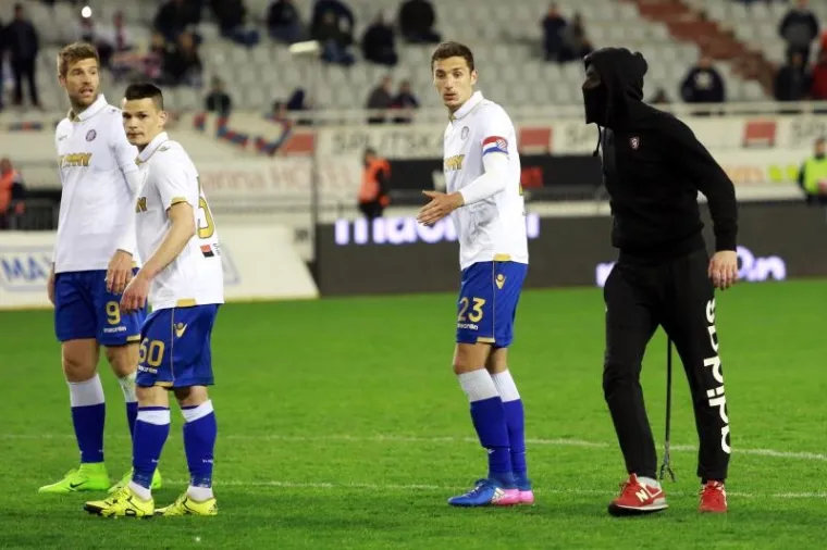 Sramota na Jadranskom derbiju: Maskirani huligan s palicom utrčao na teren