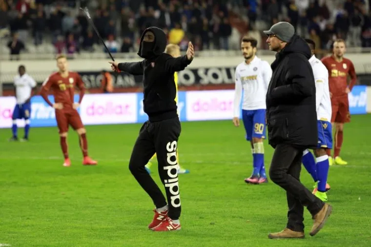 Sramota na Jadranskom derbiju: Maskirani huligan s palicom utrčao na teren