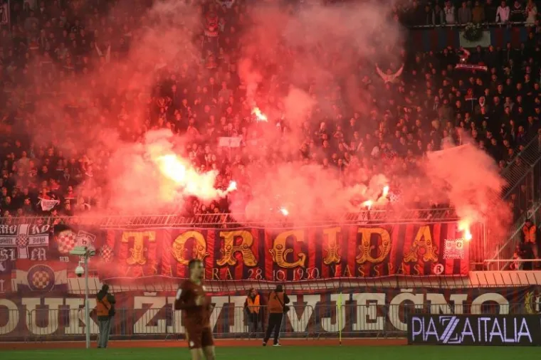Navijači Hajduka priredili su bakljadu zbog koje je Jadranski derbi protiv Rijeke na Poljudu morao biti nakratko prekinut