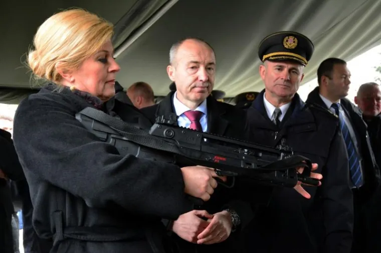 &Scaron;EFICA DRŽAVE S ORUŽJEM: U Požegi prisegnuli ročnici, Kolinda isprobavala pu&scaron;ke