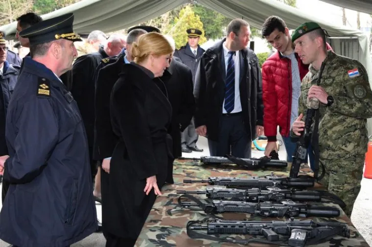 &Scaron;EFICA DRŽAVE S ORUŽJEM: U Požegi prisegnuli ročnici, Kolinda isprobavala pu&scaron;ke
