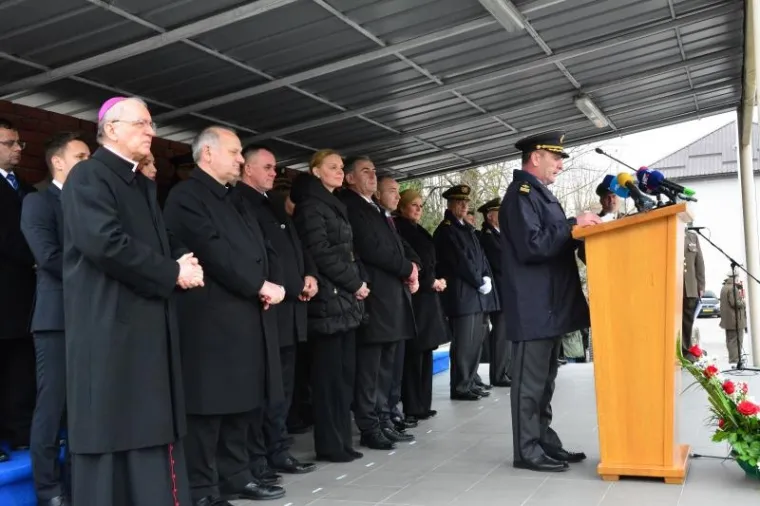 &Scaron;EFICA DRŽAVE S ORUŽJEM: U Požegi prisegnuli ročnici, Kolinda isprobavala pu&scaron;ke