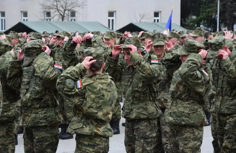 &Scaron;EFICA DRŽAVE S ORUŽJEM: U Požegi prisegnuli ročnici, Kolinda isprobavala pu&scaron;ke