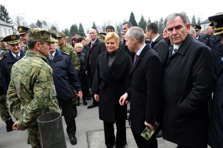 &Scaron;EFICA DRŽAVE S ORUŽJEM: U Požegi prisegnuli ročnici, Kolinda isprobavala pu&scaron;ke