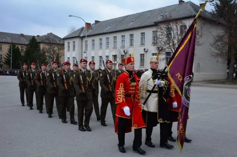 &Scaron;EFICA DRŽAVE S ORUŽJEM: U Požegi prisegnuli ročnici, Kolinda isprobavala pu&scaron;ke