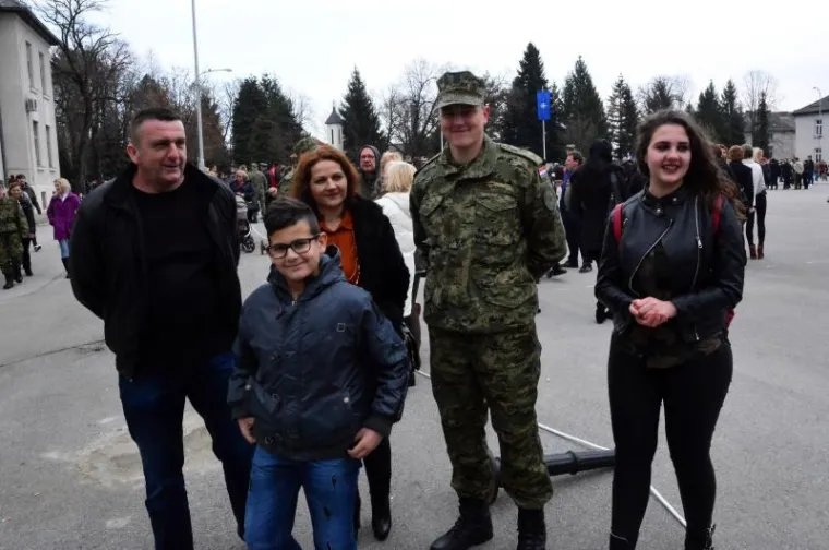 &Scaron;EFICA DRŽAVE S ORUŽJEM: U Požegi prisegnuli ročnici, Kolinda isprobavala pu&scaron;ke