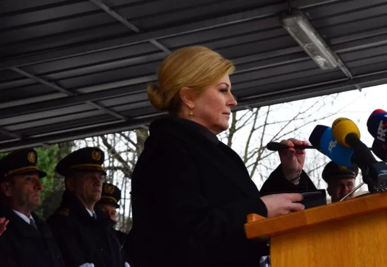 &Scaron;EFICA DRŽAVE S ORUŽJEM: U Požegi prisegnuli ročnici, Kolinda isprobavala pu&scaron;ke