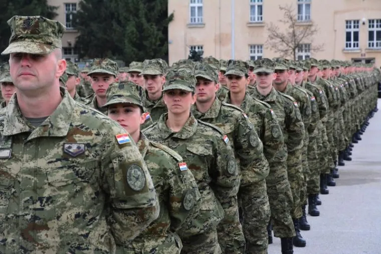 &Scaron;EFICA DRŽAVE S ORUŽJEM: U Požegi prisegnuli ročnici, Kolinda isprobavala pu&scaron;ke