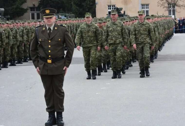 &Scaron;EFICA DRŽAVE S ORUŽJEM: U Požegi prisegnuli ročnici, Kolinda isprobavala pu&scaron;ke
