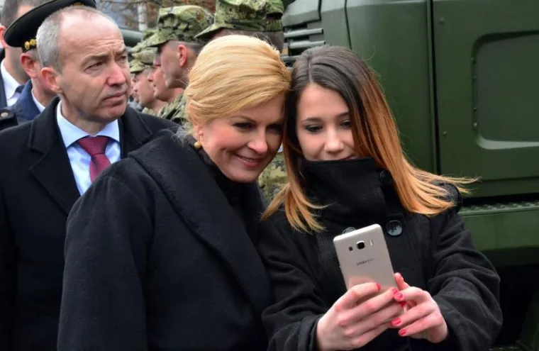 &Scaron;EFICA DRŽAVE S ORUŽJEM: U Požegi prisegnuli ročnici, Kolinda isprobavala pu&scaron;ke