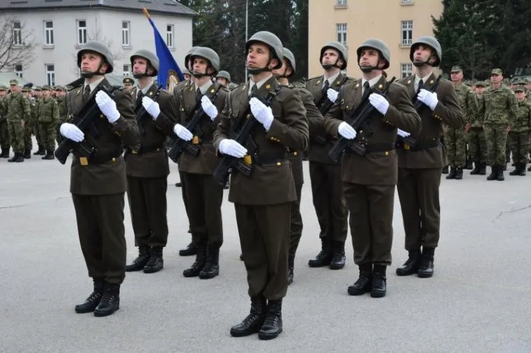 &Scaron;EFICA DRŽAVE S ORUŽJEM: U Požegi prisegnuli ročnici, Kolinda isprobavala pu&scaron;ke