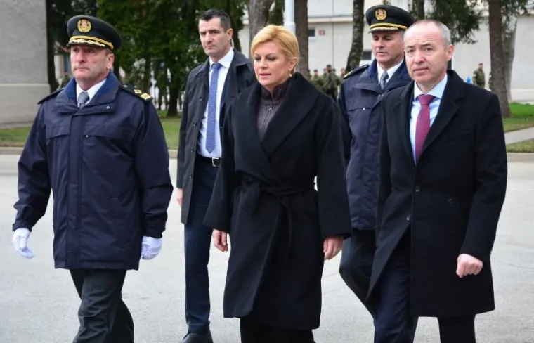&Scaron;EFICA DRŽAVE S ORUŽJEM: U Požegi prisegnuli ročnici, Kolinda isprobavala pu&scaron;ke