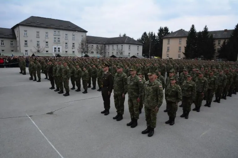 &Scaron;EFICA DRŽAVE S ORUŽJEM: U Požegi prisegnuli ročnici, Kolinda isprobavala pu&scaron;ke