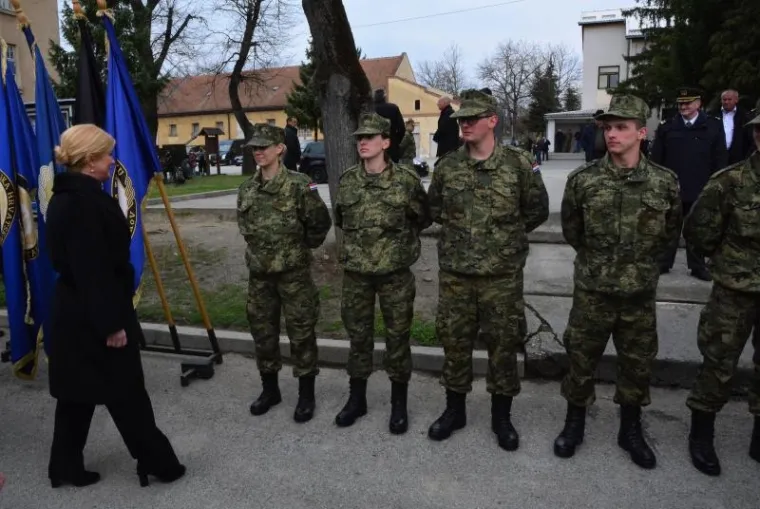 &Scaron;EFICA DRŽAVE S ORUŽJEM: U Požegi prisegnuli ročnici, Kolinda isprobavala pu&scaron;ke