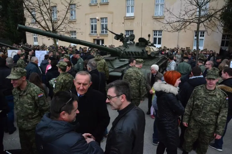 &Scaron;EFICA DRŽAVE S ORUŽJEM: U Požegi prisegnuli ročnici, Kolinda isprobavala pu&scaron;ke