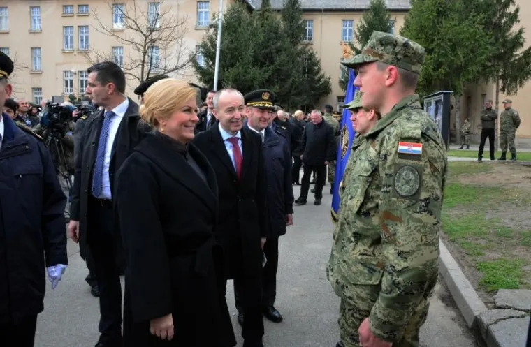 &Scaron;EFICA DRŽAVE S ORUŽJEM: U Požegi prisegnuli ročnici, Kolinda isprobavala pu&scaron;ke