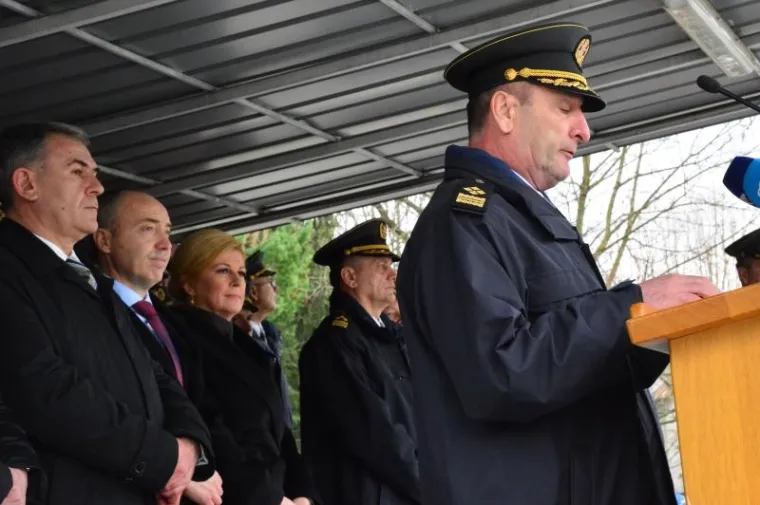 &Scaron;EFICA DRŽAVE S ORUŽJEM: U Požegi prisegnuli ročnici, Kolinda isprobavala pu&scaron;ke
