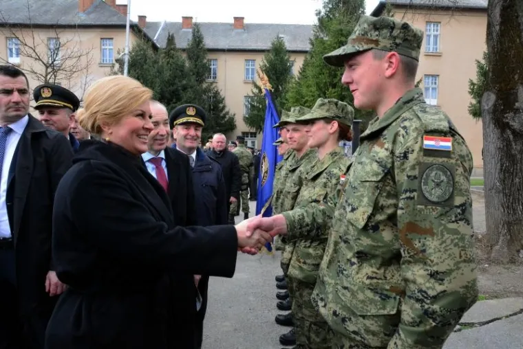 &Scaron;EFICA DRŽAVE S ORUŽJEM: U Požegi prisegnuli ročnici, Kolinda isprobavala pu&scaron;ke