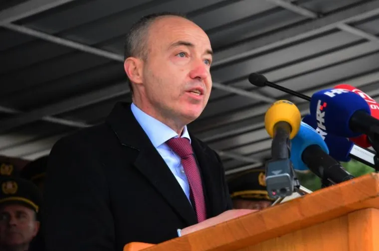 &Scaron;EFICA DRŽAVE S ORUŽJEM: U Požegi prisegnuli ročnici, Kolinda isprobavala pu&scaron;ke