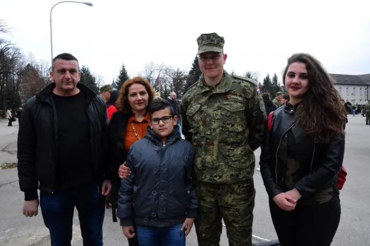 &Scaron;EFICA DRŽAVE S ORUŽJEM: U Požegi prisegnuli ročnici, Kolinda isprobavala pu&scaron;ke