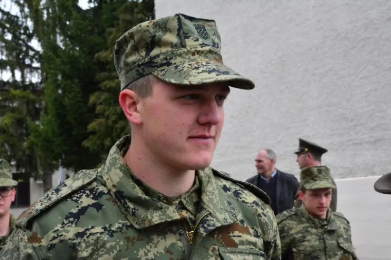 &Scaron;EFICA DRŽAVE S ORUŽJEM: U Požegi prisegnuli ročnici, Kolinda isprobavala pu&scaron;ke