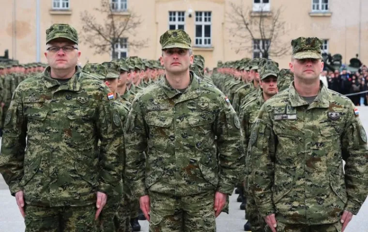 &Scaron;EFICA DRŽAVE S ORUŽJEM: U Požegi prisegnuli ročnici, Kolinda isprobavala pu&scaron;ke