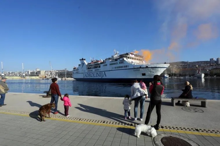 Navijači Rijeke uplovili brodom Zadar u luku nakon povratka s nogometne utakmice Hajduk-Rijeka u Splitu.