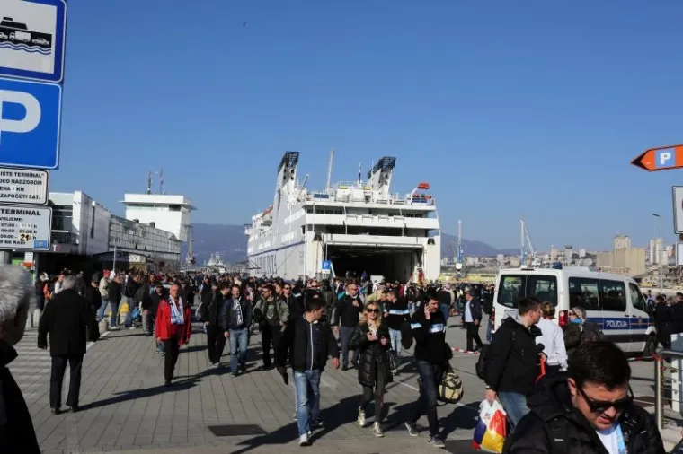LUDNICA U RIJECI: Pogledajte kako je izgledao povratak navijača iz Splita