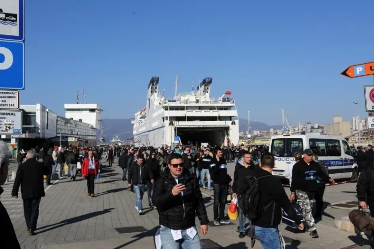 LUDNICA U RIJECI: Pogledajte kako je izgledao povratak navijača iz Splita