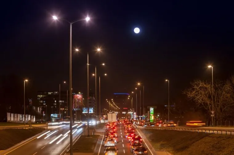 Zagreb pod večernjim svjetlima: pogledajte predivne fotografije protoka gradskog prometa