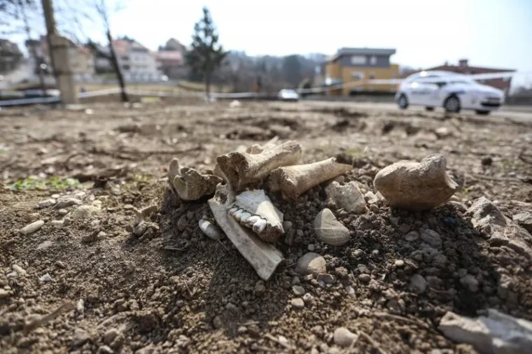 Nakon pronalaska kosti u Gračanima počelo iskapanje, radi li se o masovnoj grobnici?