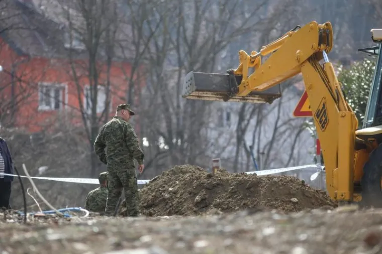 Nakon pronalaska kosti u Gračanima počelo iskapanje, radi li se o masovnoj grobnici?
