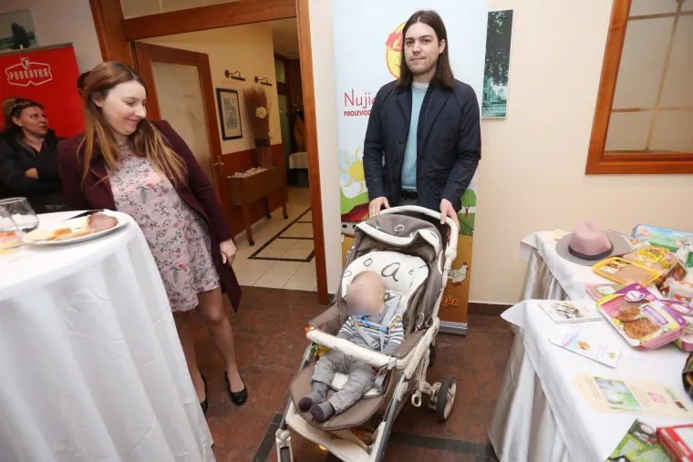 Vladimira Palfi i Ivan Vilibor Sinčić poveli sina na Doručak s hrvatskih farmi