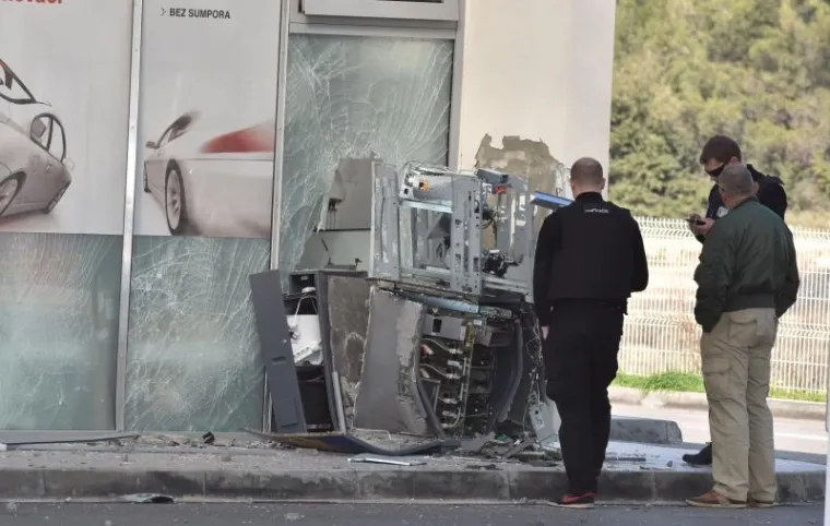 U Vodicama na benzinskoj postaji eksplozivnom napravom raznijeli bankomat i otuđili novac