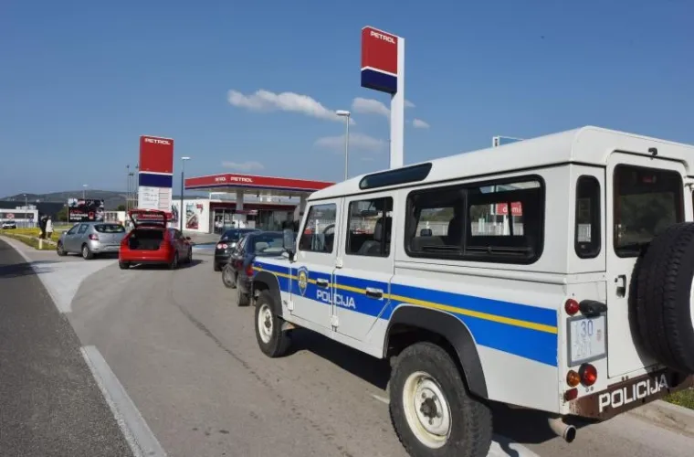 U Vodicama na benzinskoj postaji eksplozivnom napravom raznijeli bankomat i otuđili novac