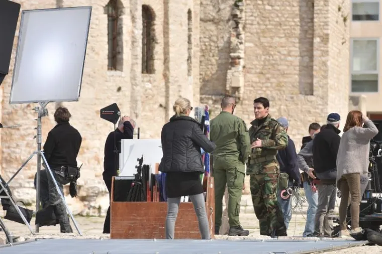 Na zadarskom je Forumu započelo snimanje scene za film General, koji portretira život generala Ante Gotovine. Ovo je ujedno i jedina scena koja se snima ba&scaron; u gradu Zadru. Za potrebe snimanja, promet Kalelargom blokiran je na pola sata kako prolaznici ne bi ometali filmsku ekipu. Dok su policija i osiguranje zaustavljali prolaznike, zadarski Forum bio je kulisa za scenu razgovora generala Ante Gotovine i generala Janka Bobetka. Ulogu generala Bobetka, tumači Mustafa Nadarević.