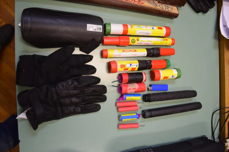 MASOVNA UHIĆENJA PRIPADNIKA TORCIDE: Pronađene teleskopske palice, drvene letve, baklje...