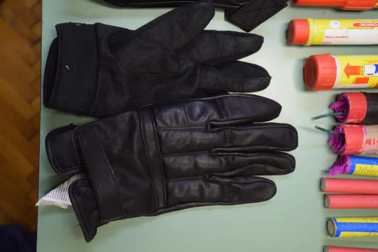 MASOVNA UHIĆENJA PRIPADNIKA TORCIDE: Pronađene teleskopske palice, drvene letve, baklje...