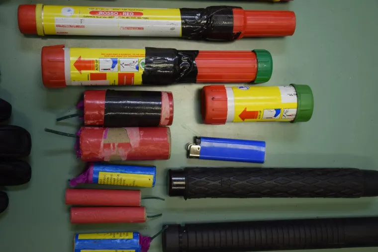 MASOVNA UHIĆENJA PRIPADNIKA TORCIDE: Pronađene teleskopske palice, drvene letve, baklje...