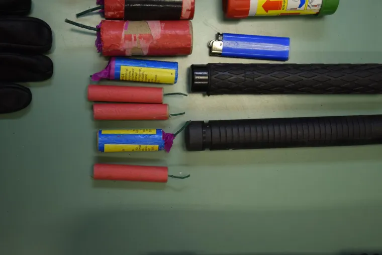 MASOVNA UHIĆENJA PRIPADNIKA TORCIDE: Pronađene teleskopske palice, drvene letve, baklje...