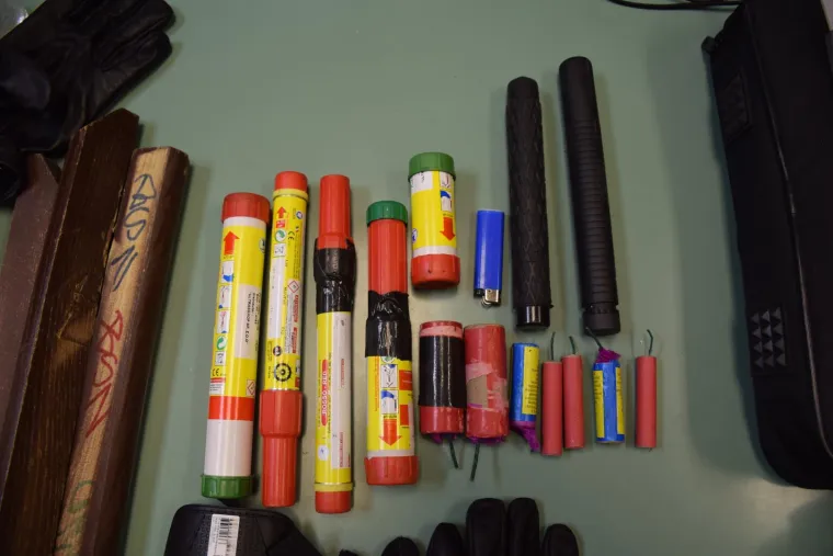 MASOVNA UHIĆENJA PRIPADNIKA TORCIDE: Pronađene teleskopske palice, drvene letve, baklje...